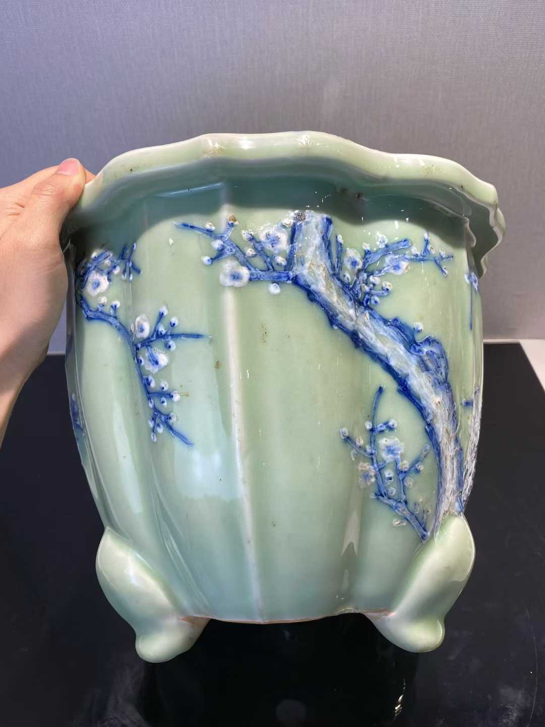 豆青地青花堆白梅花纹花盆