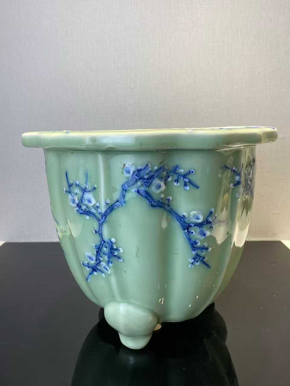 豆青地青花堆白梅花纹花盆