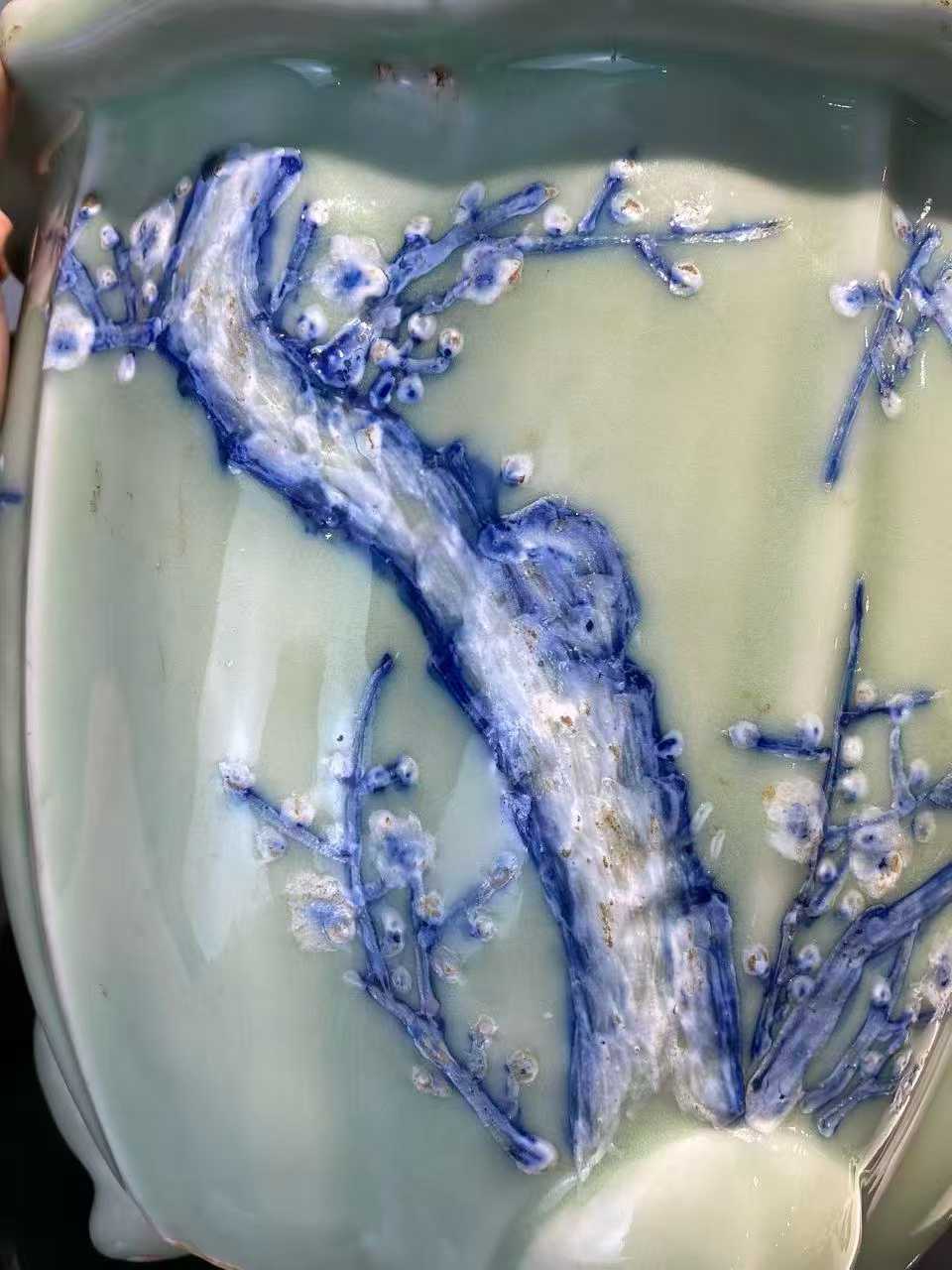豆青地青花堆白梅花纹花盆