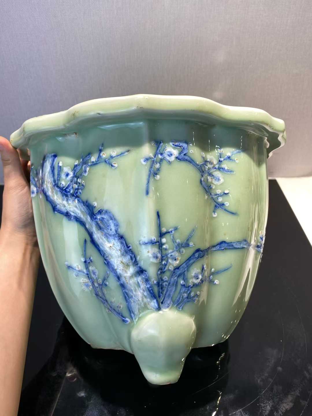 豆青地青花堆白梅花纹花盆