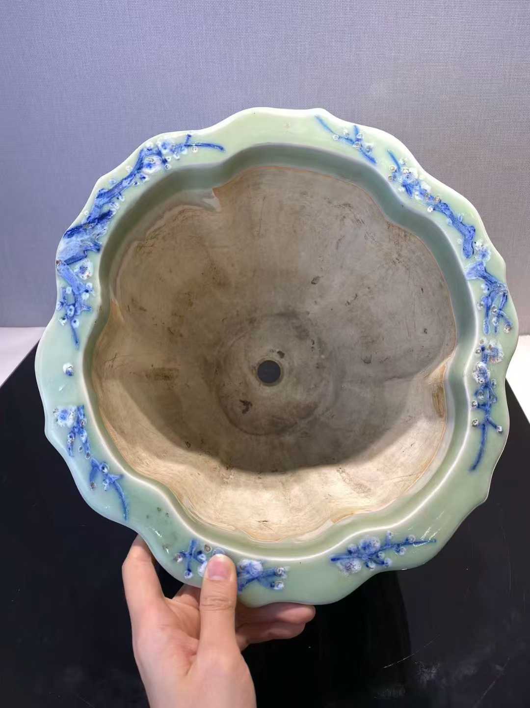 豆青地青花堆白梅花纹花盆