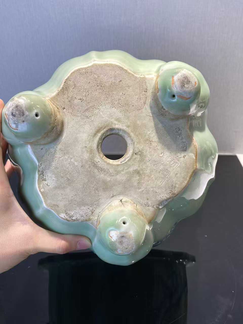 豆青地青花堆白梅花纹花盆