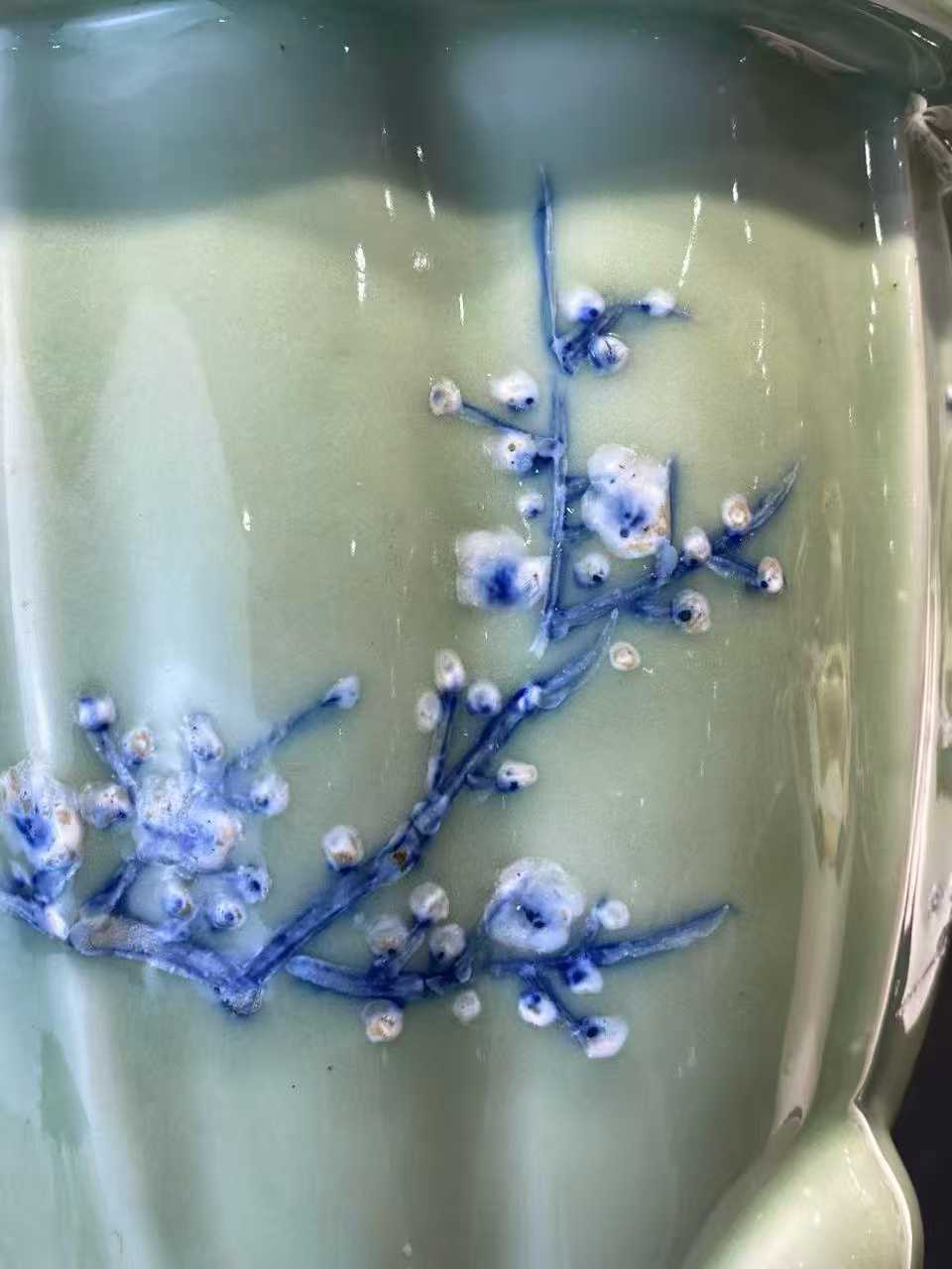 豆青地青花堆白梅花纹花盆