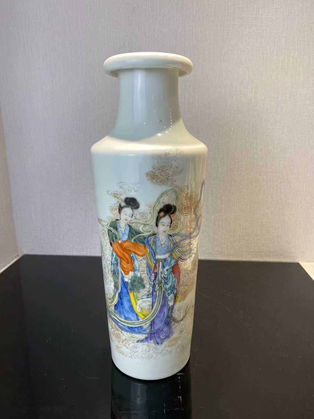 粉彩仕女图唇口棒槌瓶 款：大清乾隆年制