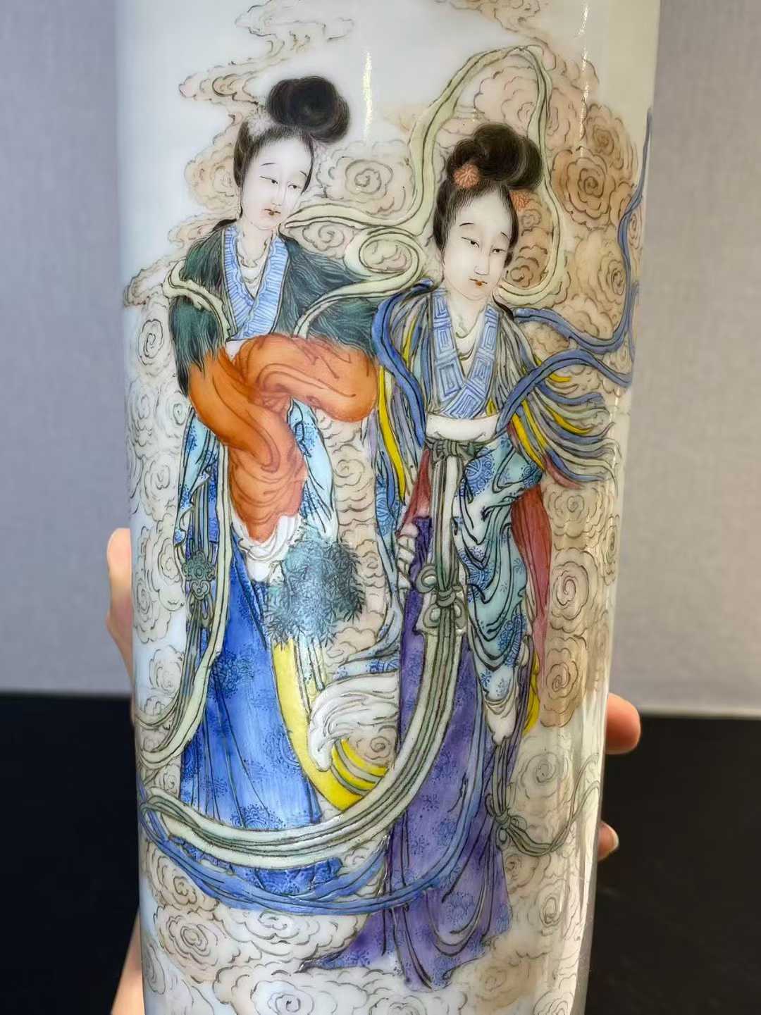 粉彩仕女图唇口棒槌瓶 款：大清乾隆年制