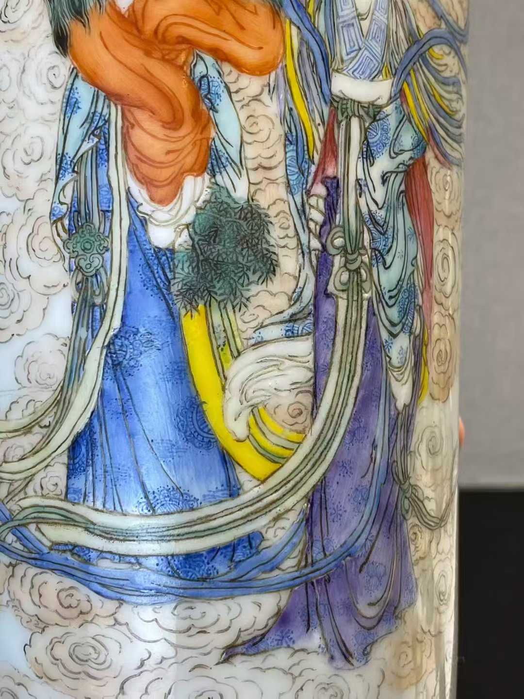 粉彩仕女图唇口棒槌瓶 款：大清乾隆年制