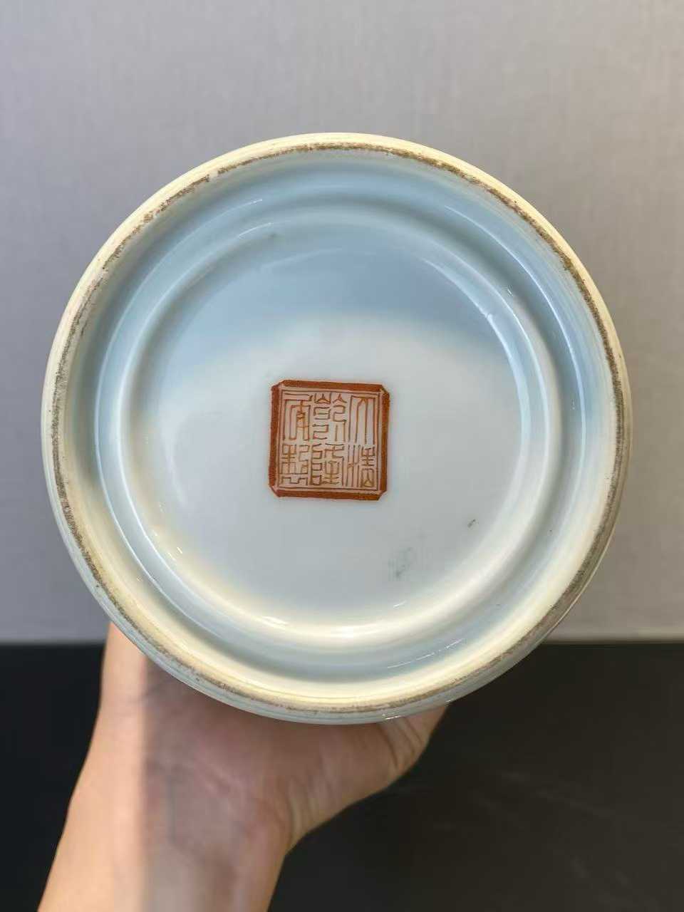 粉彩仕女图唇口棒槌瓶 款：大清乾隆年制