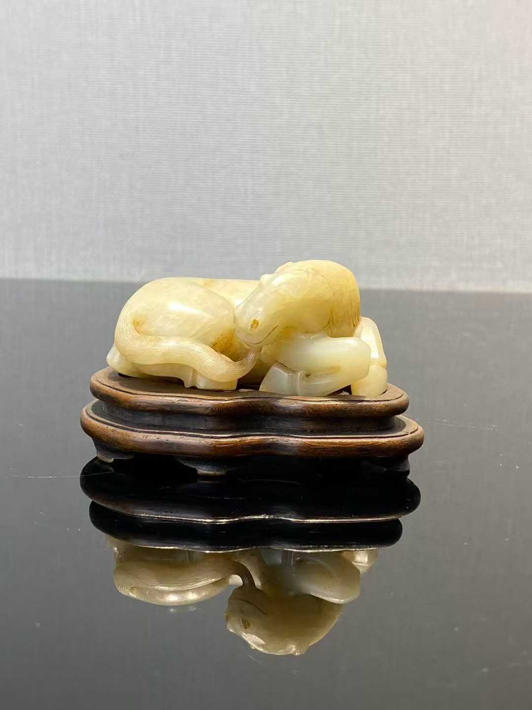 和田玉卧马摆件配木座