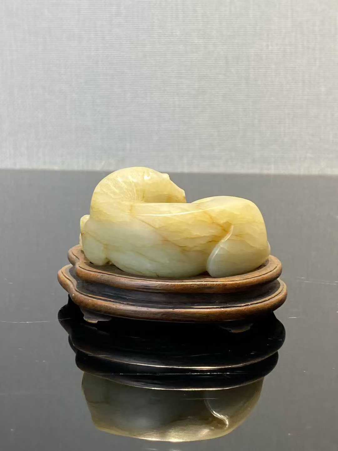 和田玉卧马摆件配木座
