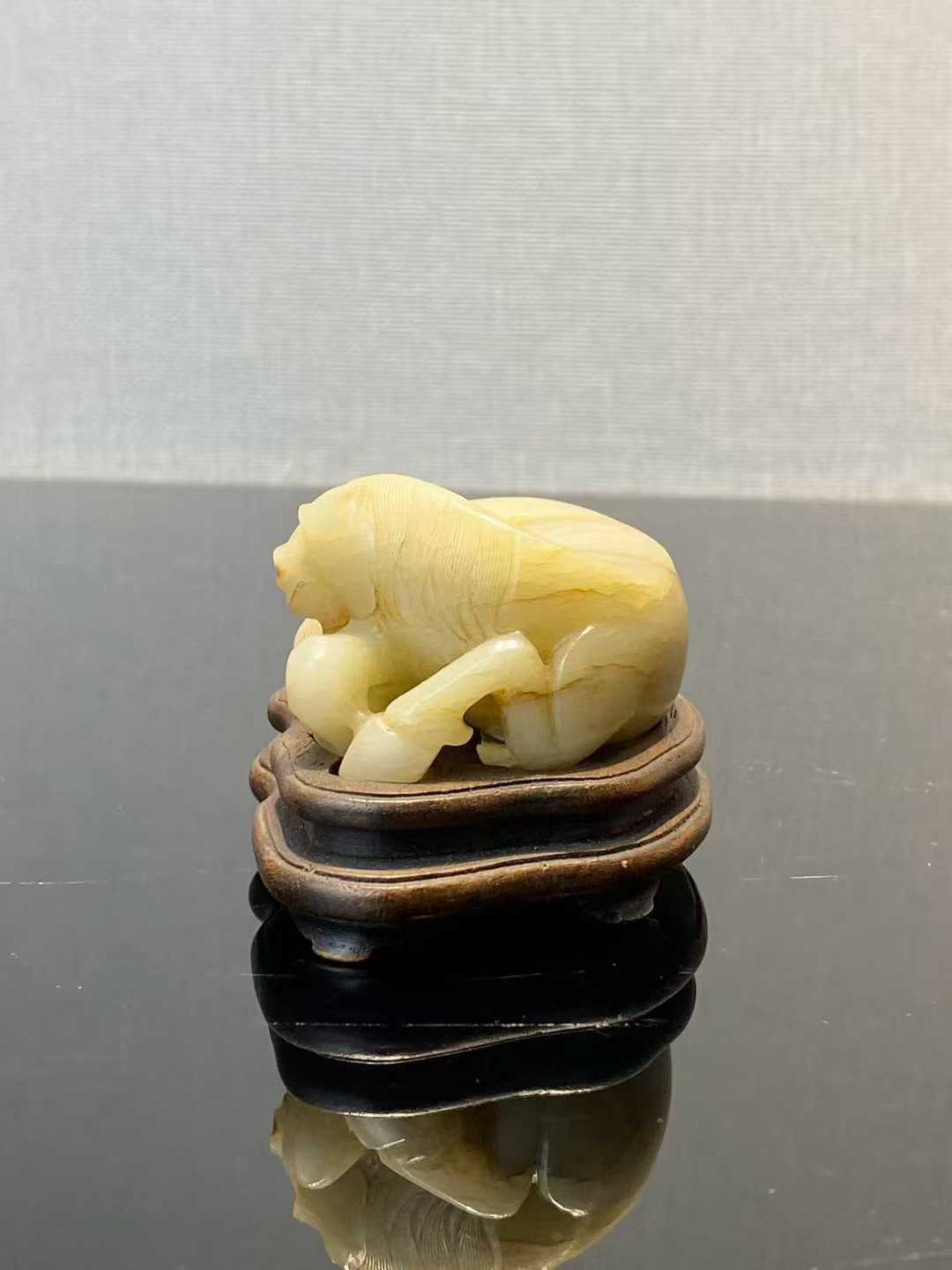 和田玉卧马摆件配木座