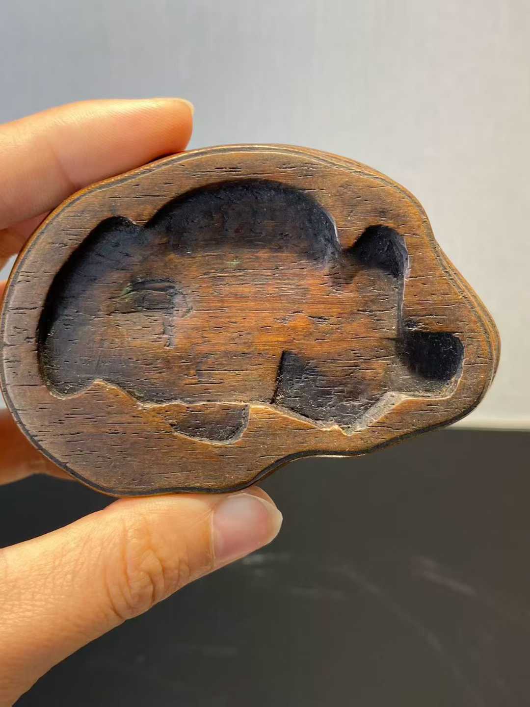 和田玉卧马摆件配木座