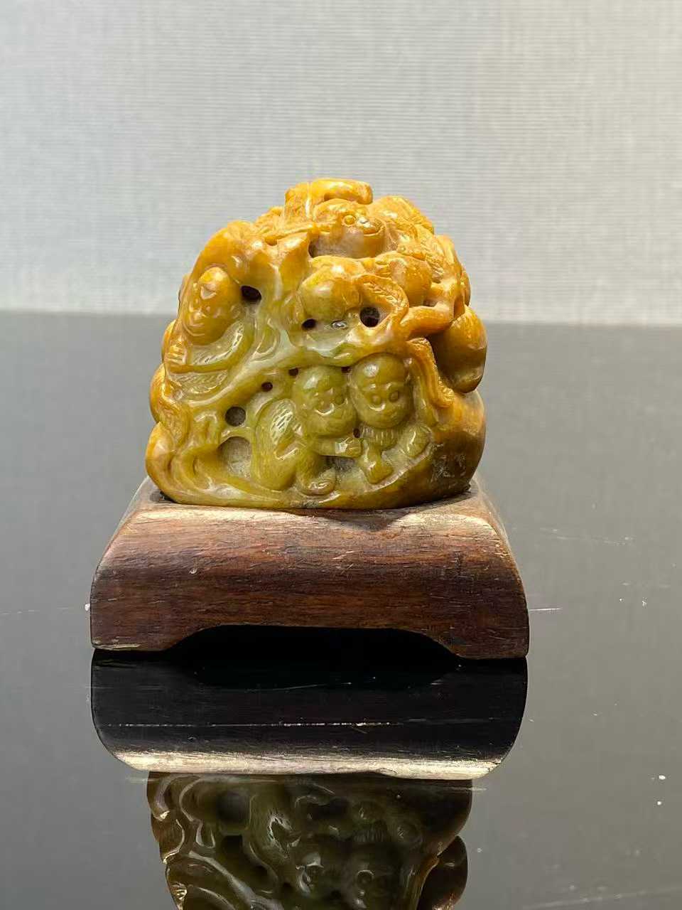翡翠雕刻猴子寿桃摆件配木座