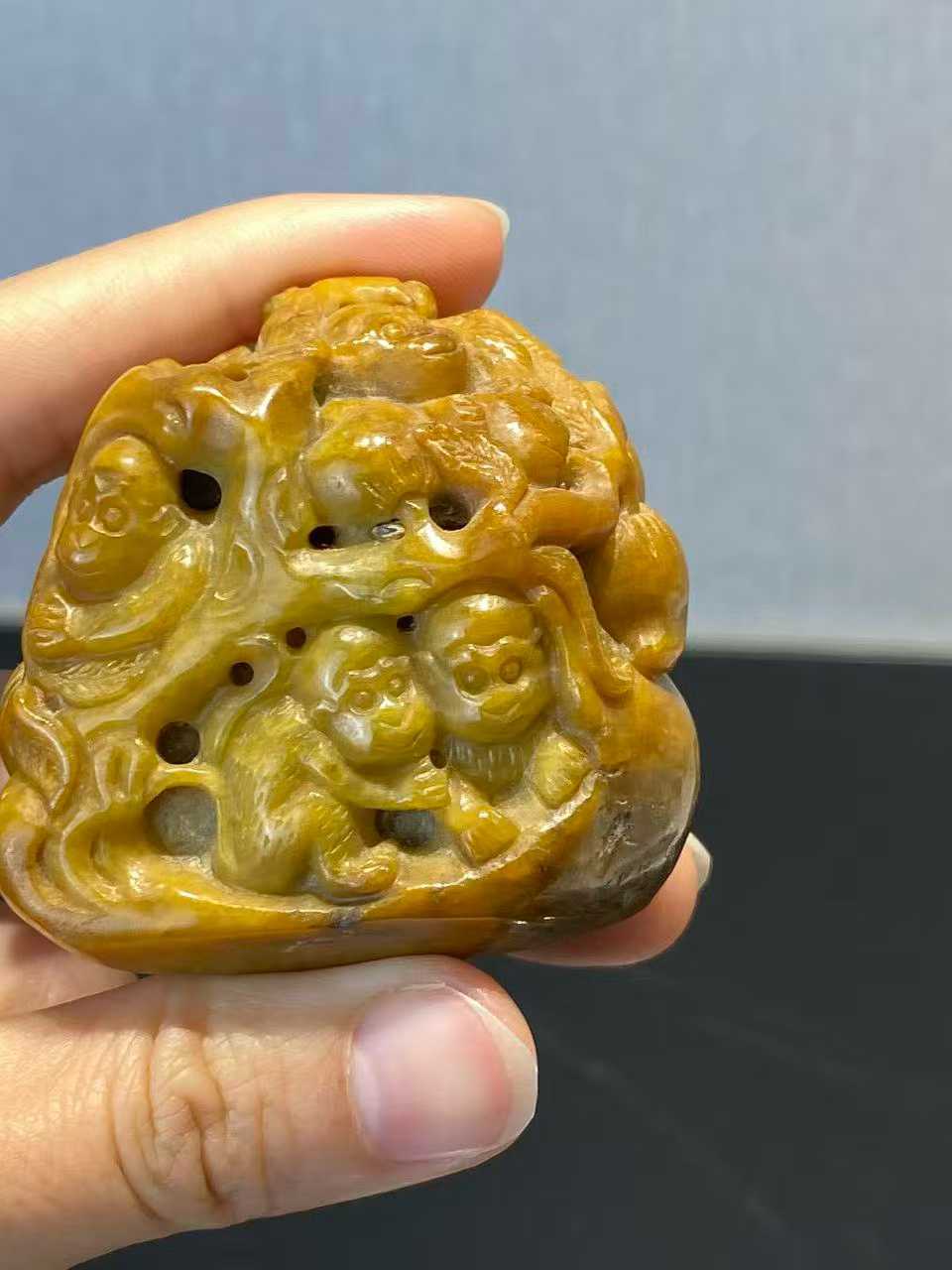 翡翠雕刻猴子寿桃摆件配木座