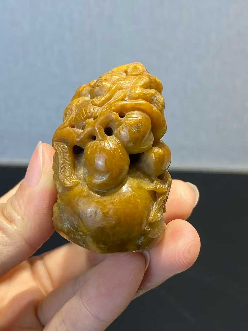 翡翠雕刻猴子寿桃摆件配木座