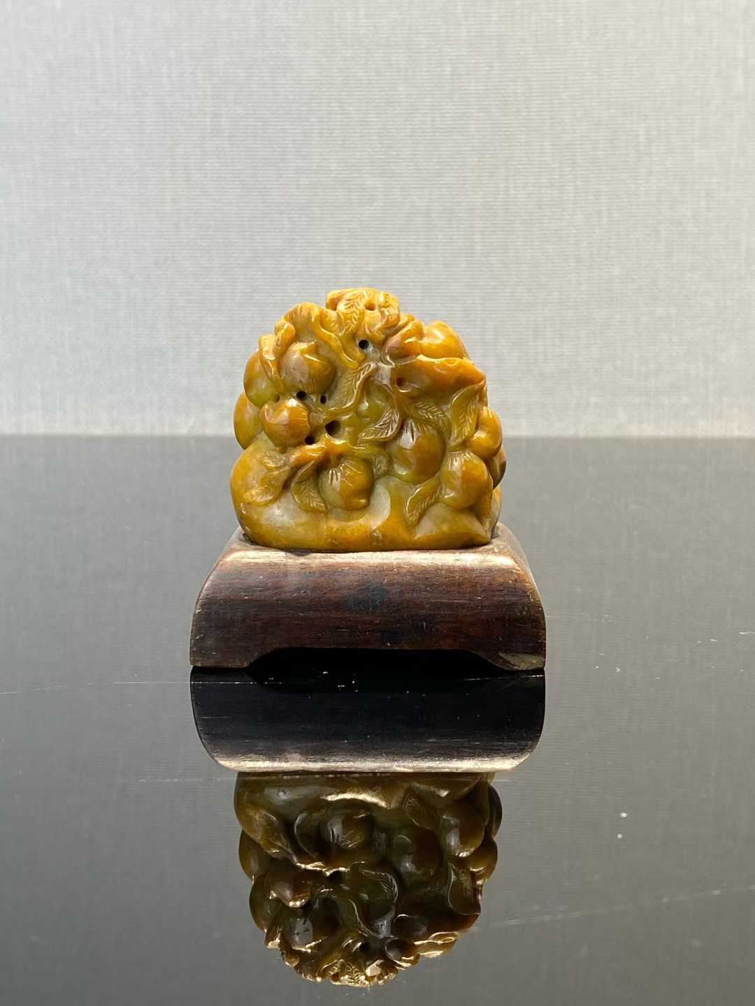 翡翠雕刻猴子寿桃摆件配木座