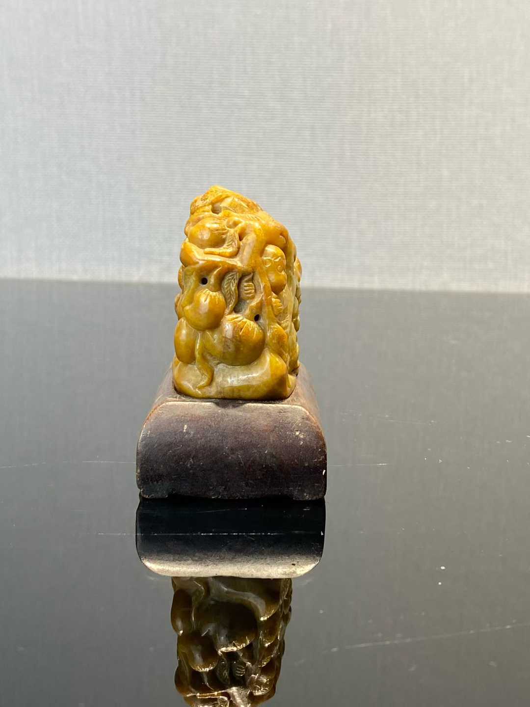 翡翠雕刻猴子寿桃摆件配木座