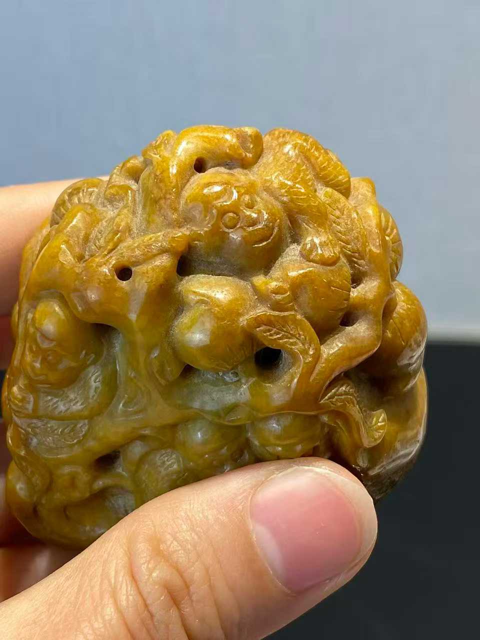 翡翠雕刻猴子寿桃摆件配木座