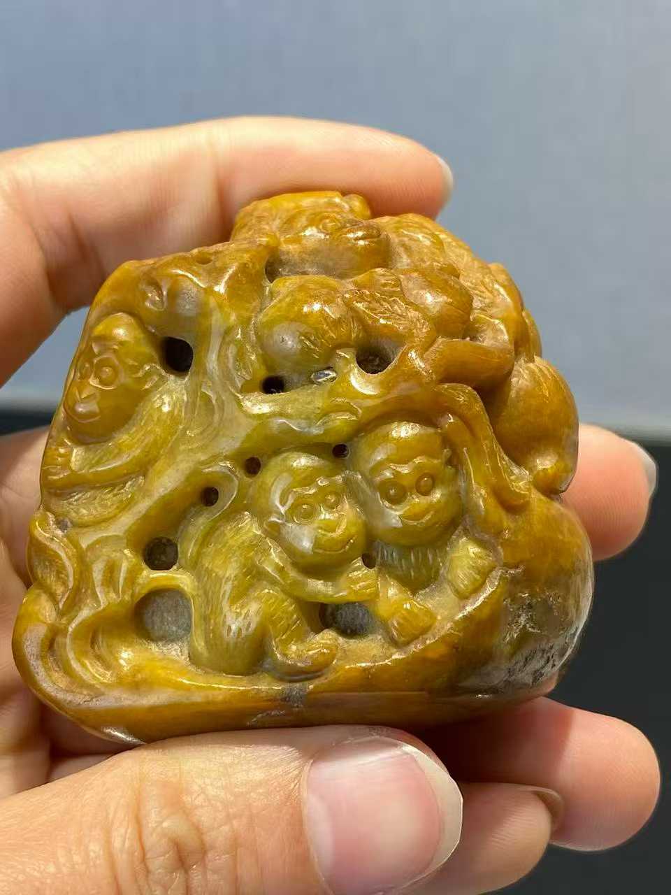 翡翠雕刻猴子寿桃摆件配木座