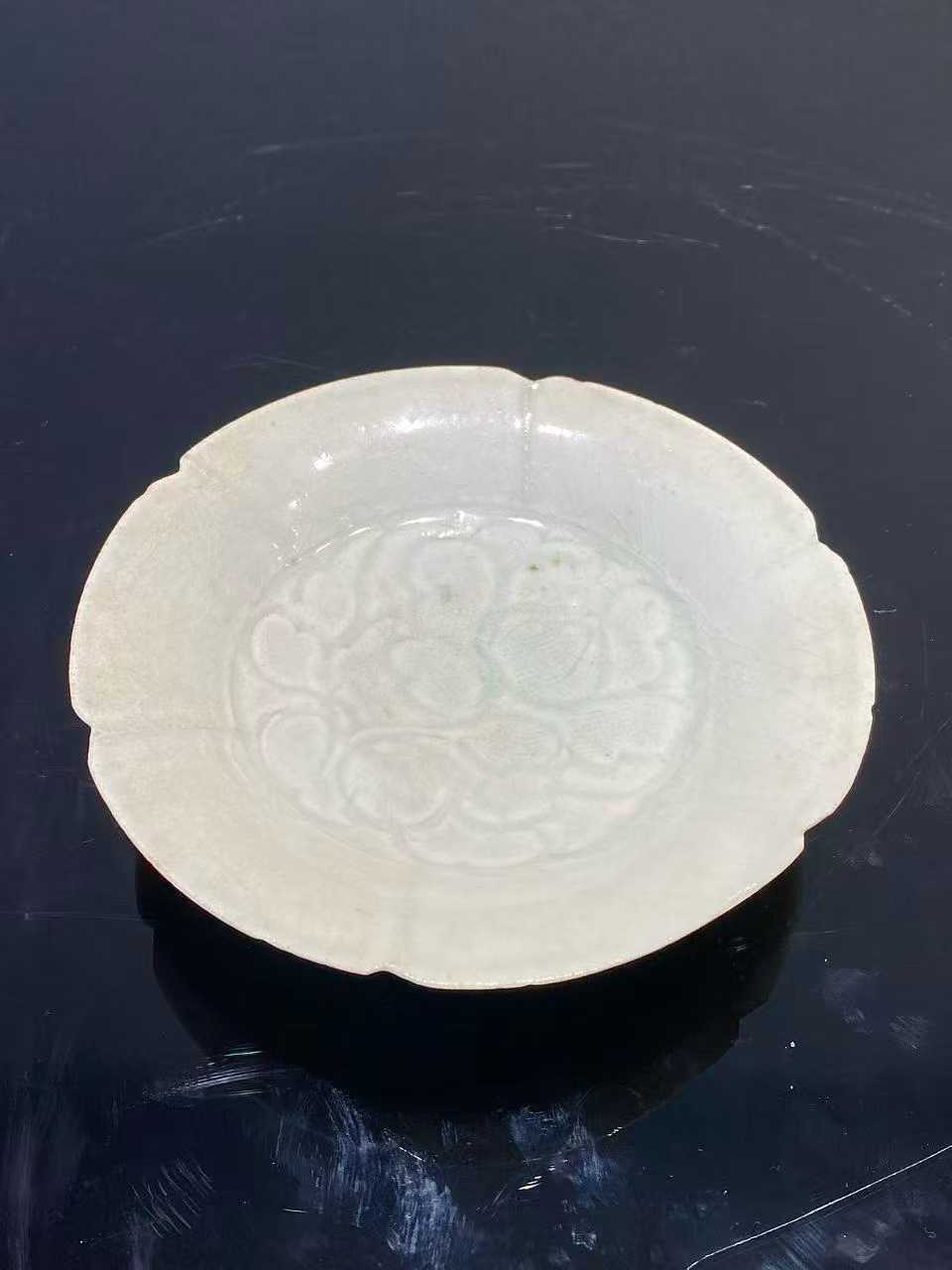 湖田窑暗刻牡丹纹花口盘