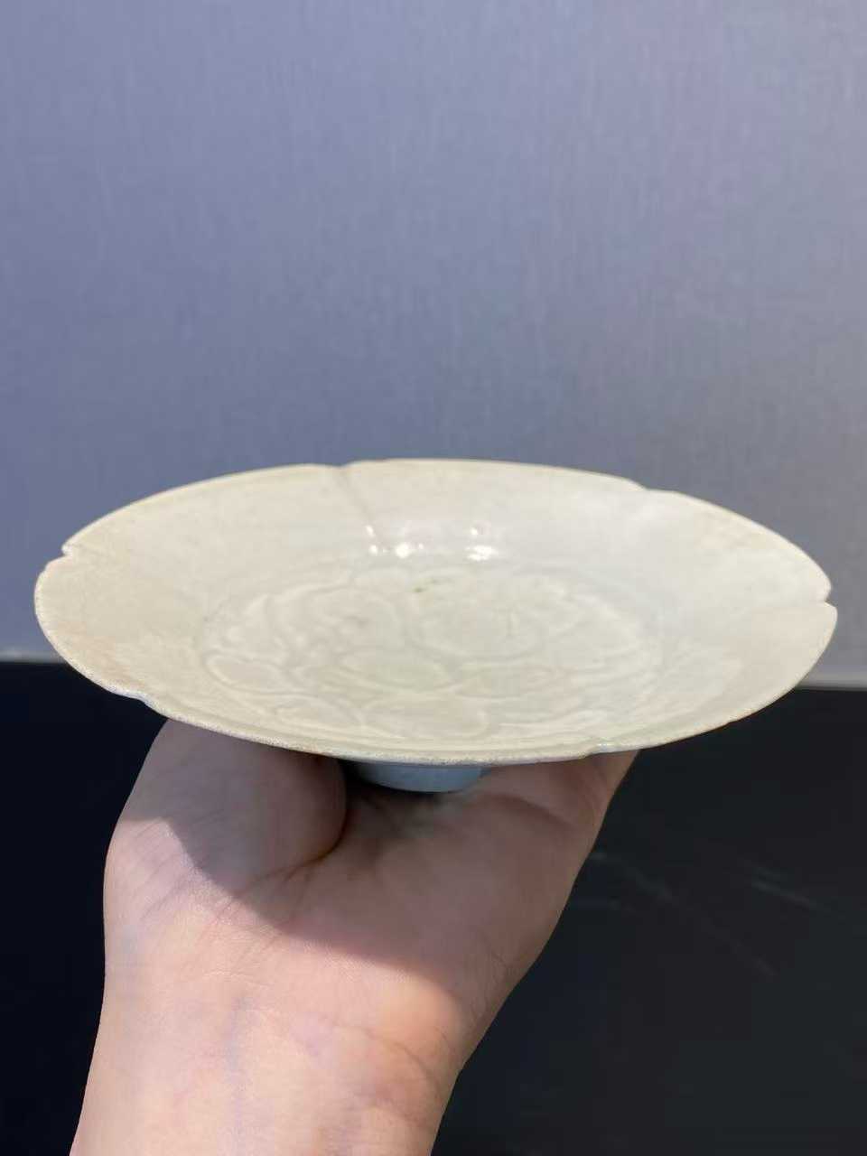 湖田窑暗刻牡丹纹花口盘