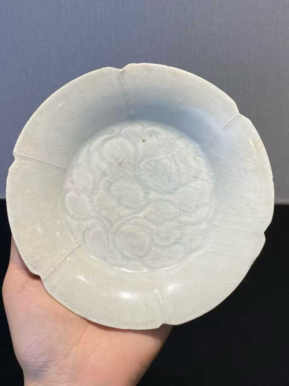 湖田窑暗刻牡丹纹花口盘