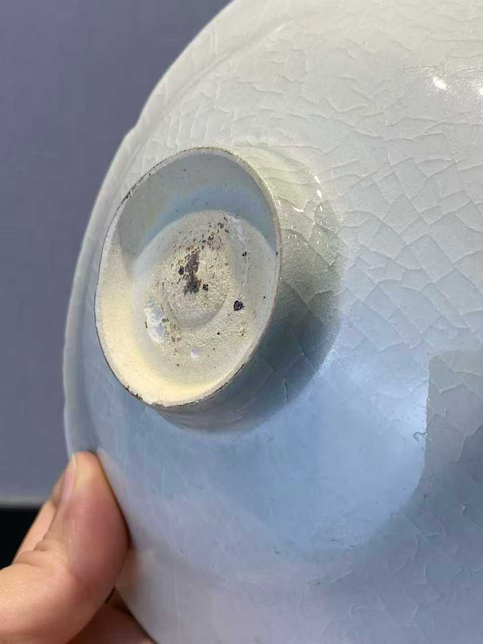 湖田窑暗刻牡丹纹花口盘