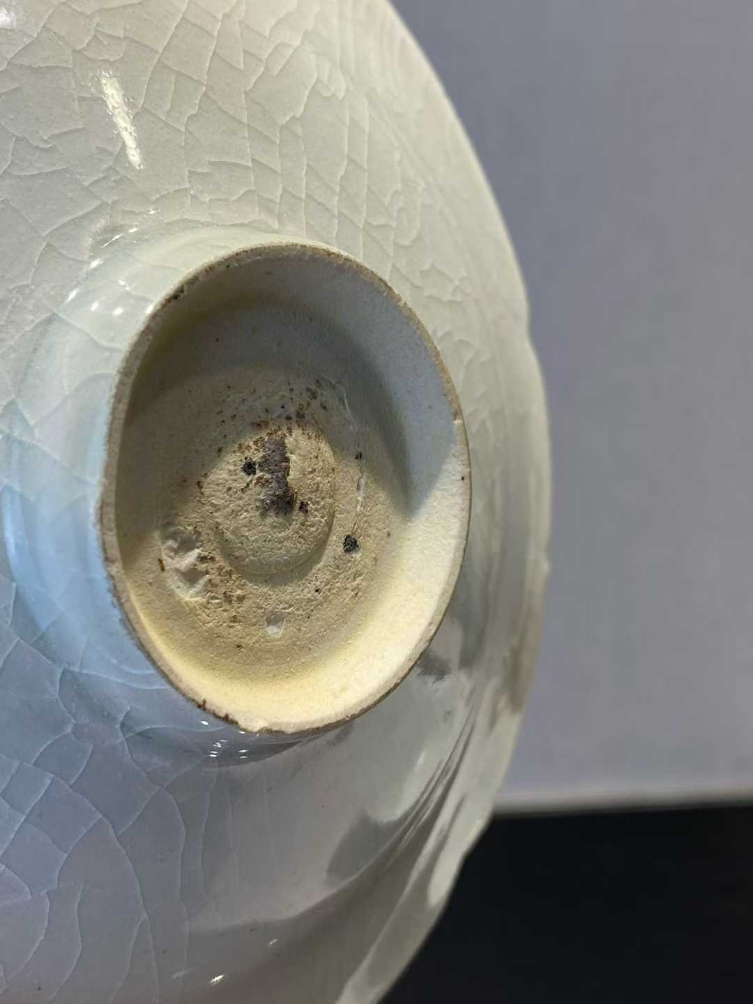 湖田窑暗刻牡丹纹花口盘