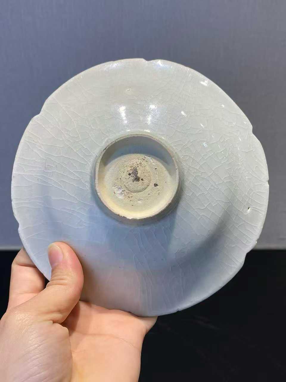 湖田窑暗刻牡丹纹花口盘