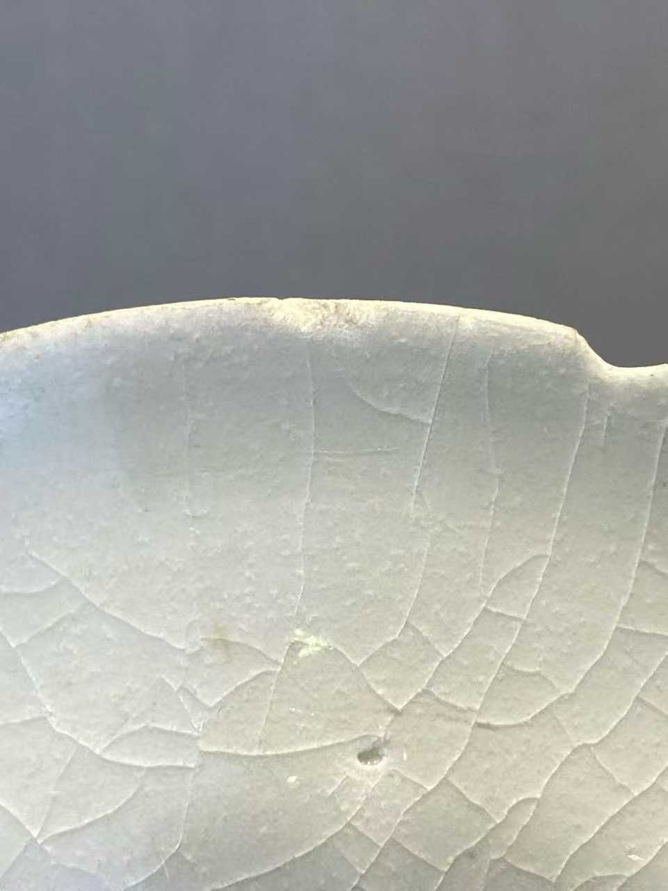 湖田窑暗刻牡丹纹花口盘