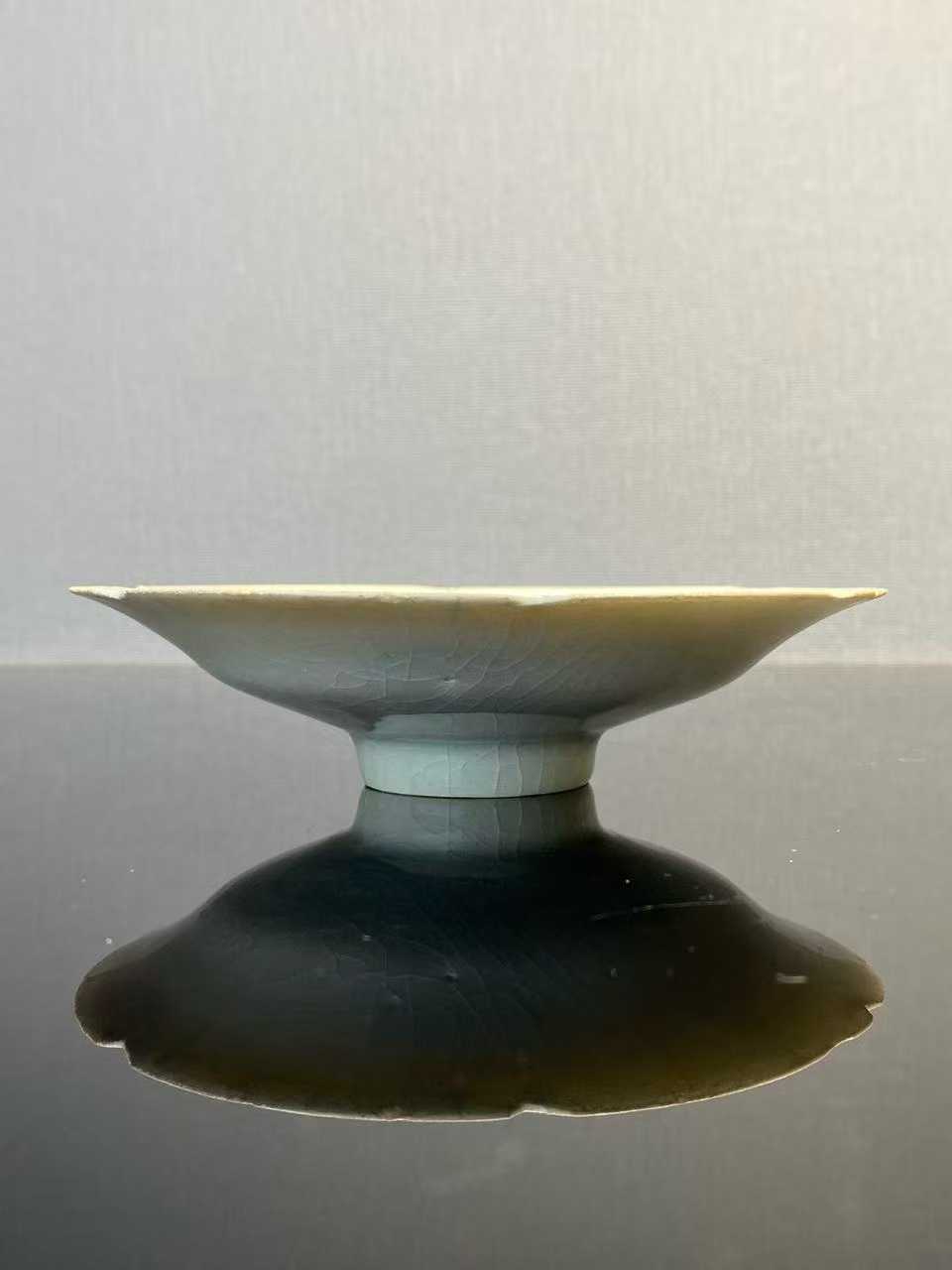 湖田窑暗刻牡丹纹花口盘