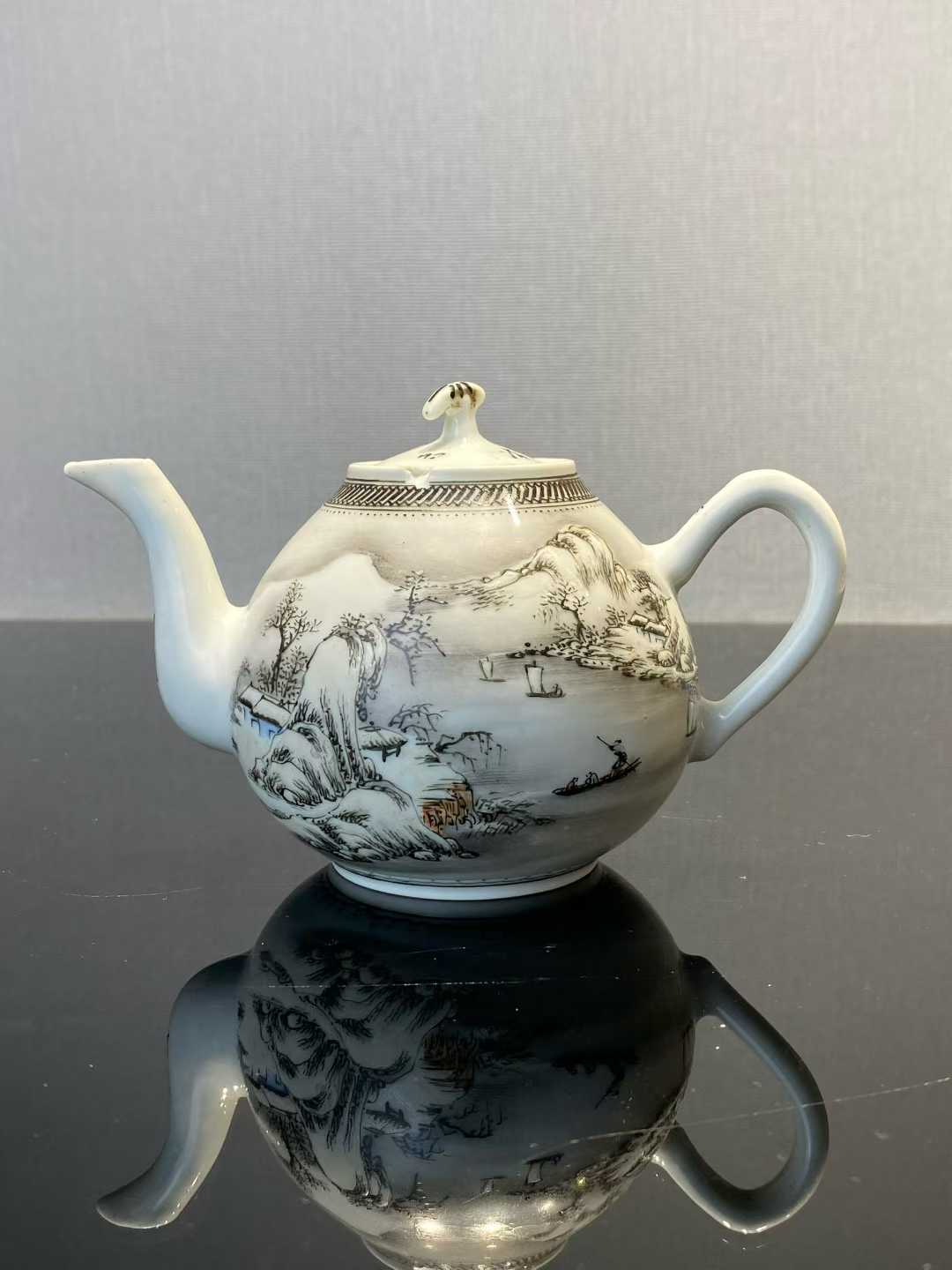 粉彩雪景诗文茶壶 款:江西出品