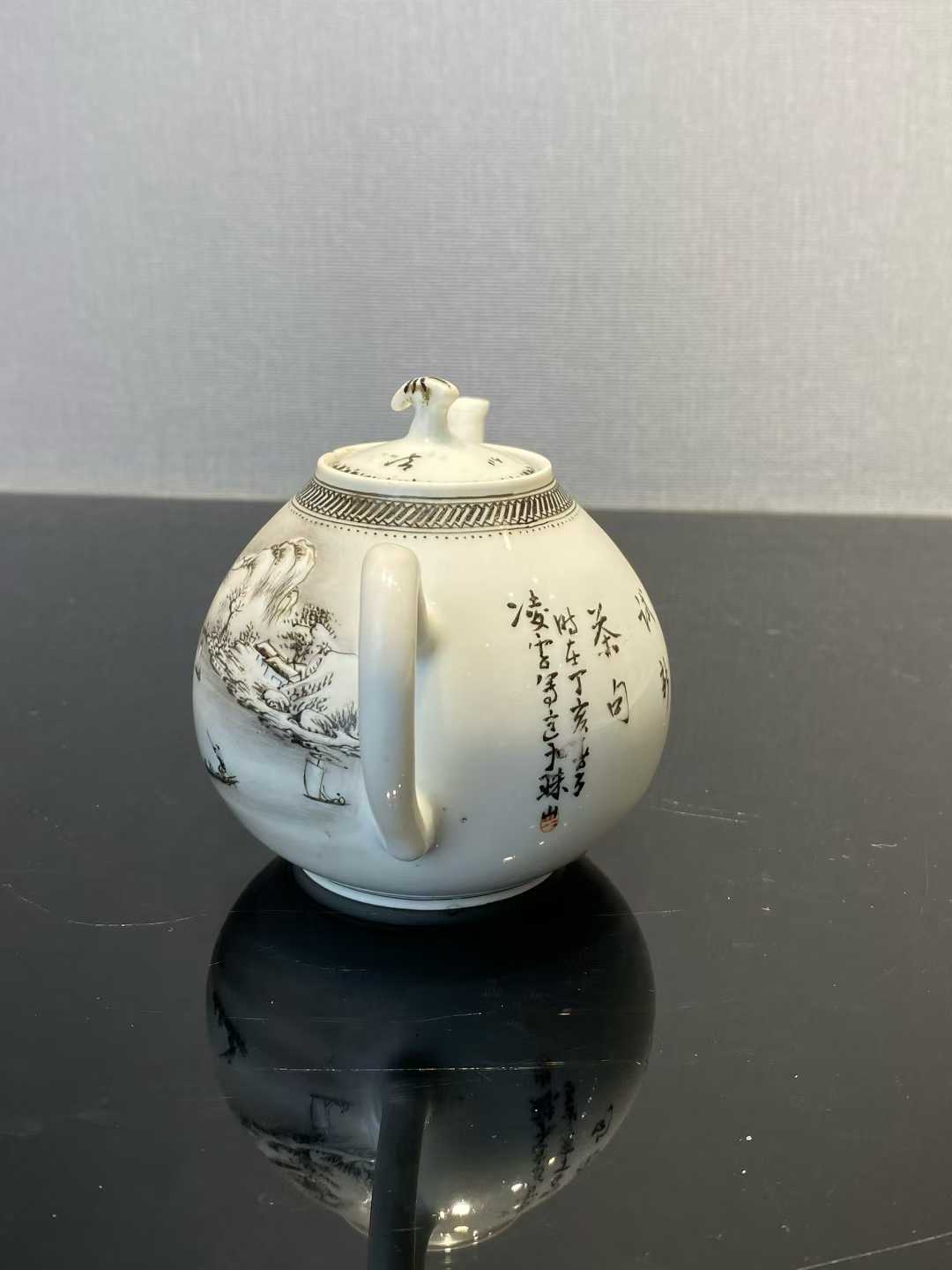 粉彩雪景诗文茶壶 款:江西出品