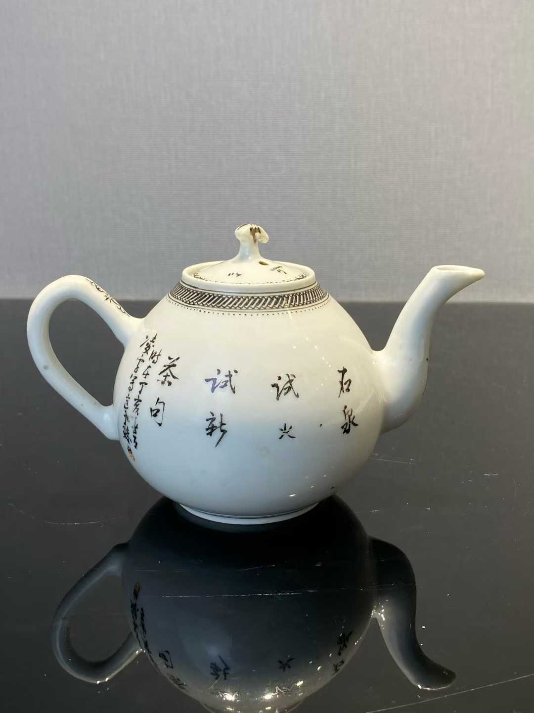 粉彩雪景诗文茶壶 款:江西出品