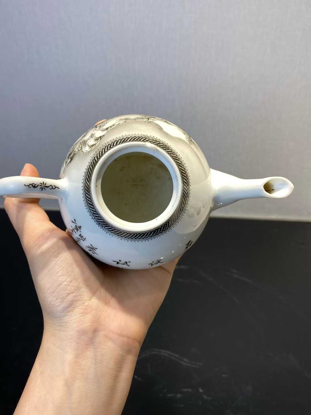 粉彩雪景诗文茶壶 款:江西出品