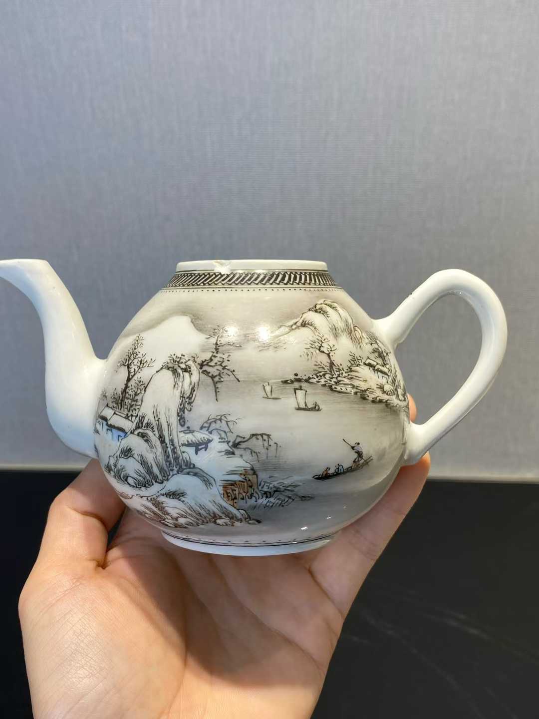 粉彩雪景诗文茶壶 款:江西出品