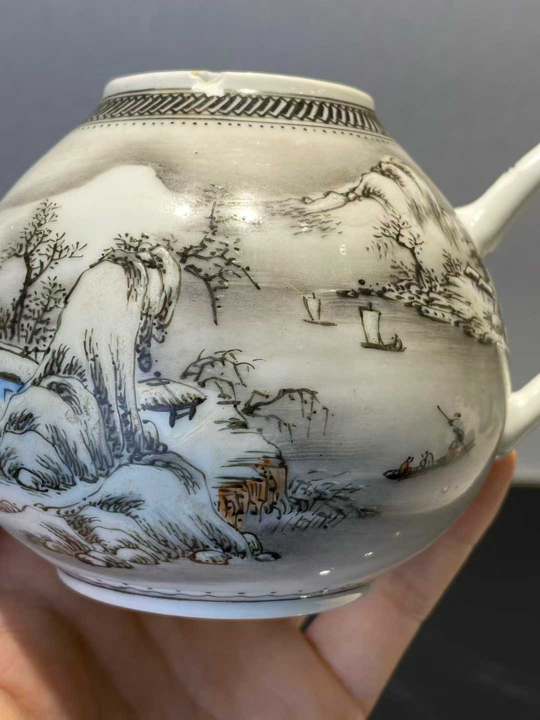粉彩雪景诗文茶壶 款:江西出品