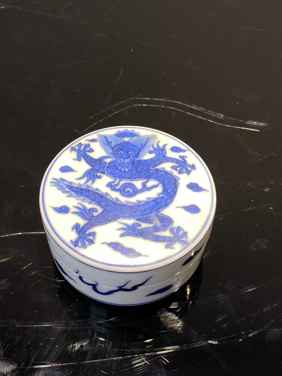 青花云龙纹印泥盒 款：平安春峰