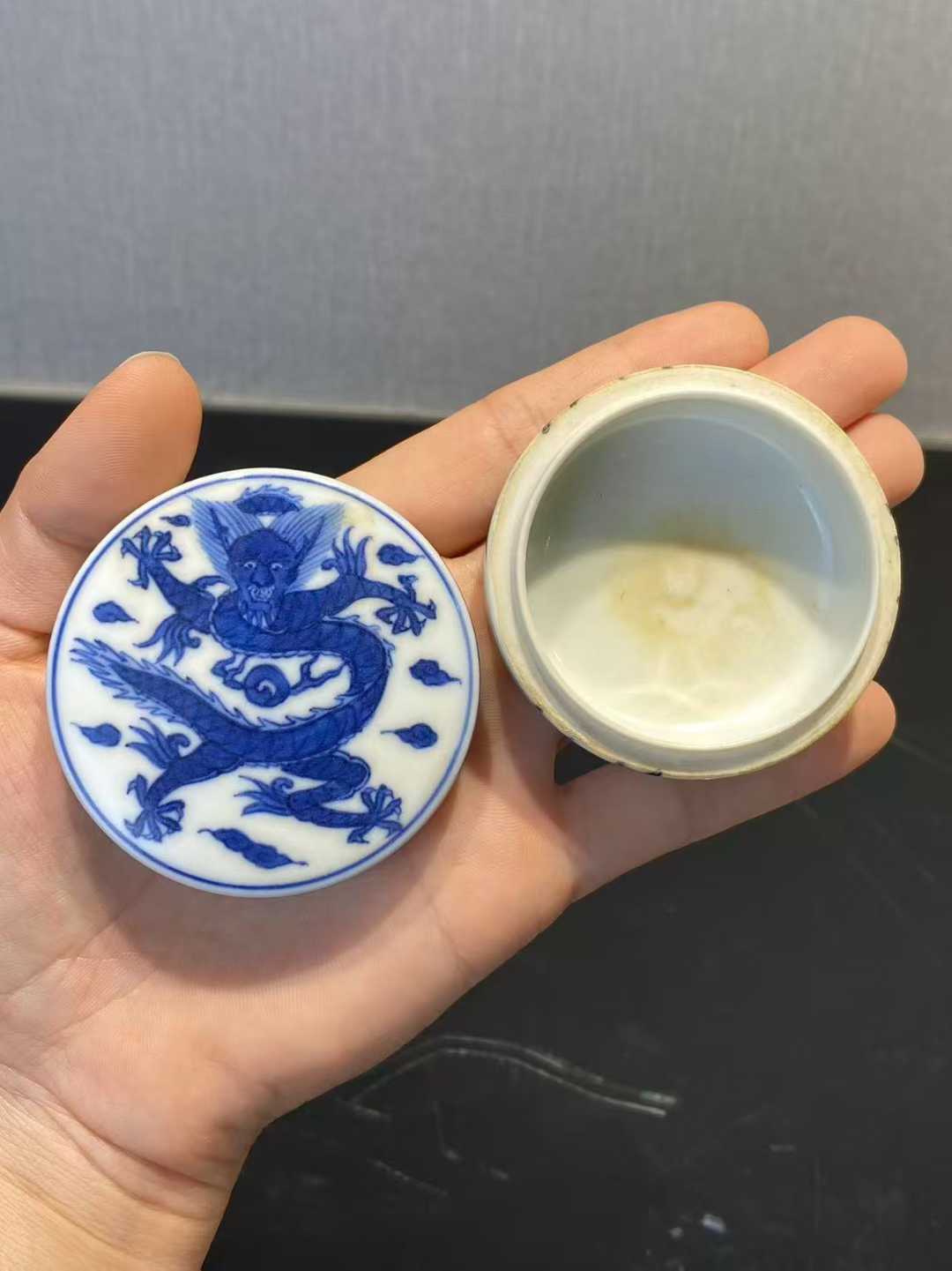 青花云龙纹印泥盒 款：平安春峰