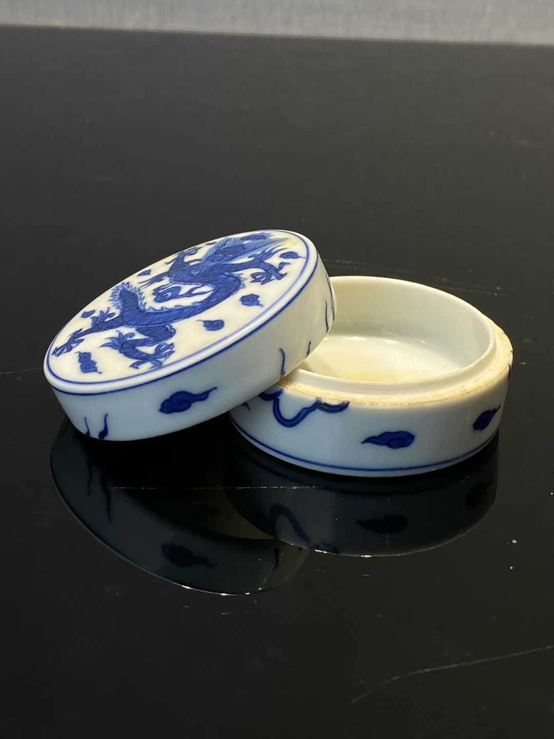 青花云龙纹印泥盒 款：平安春峰