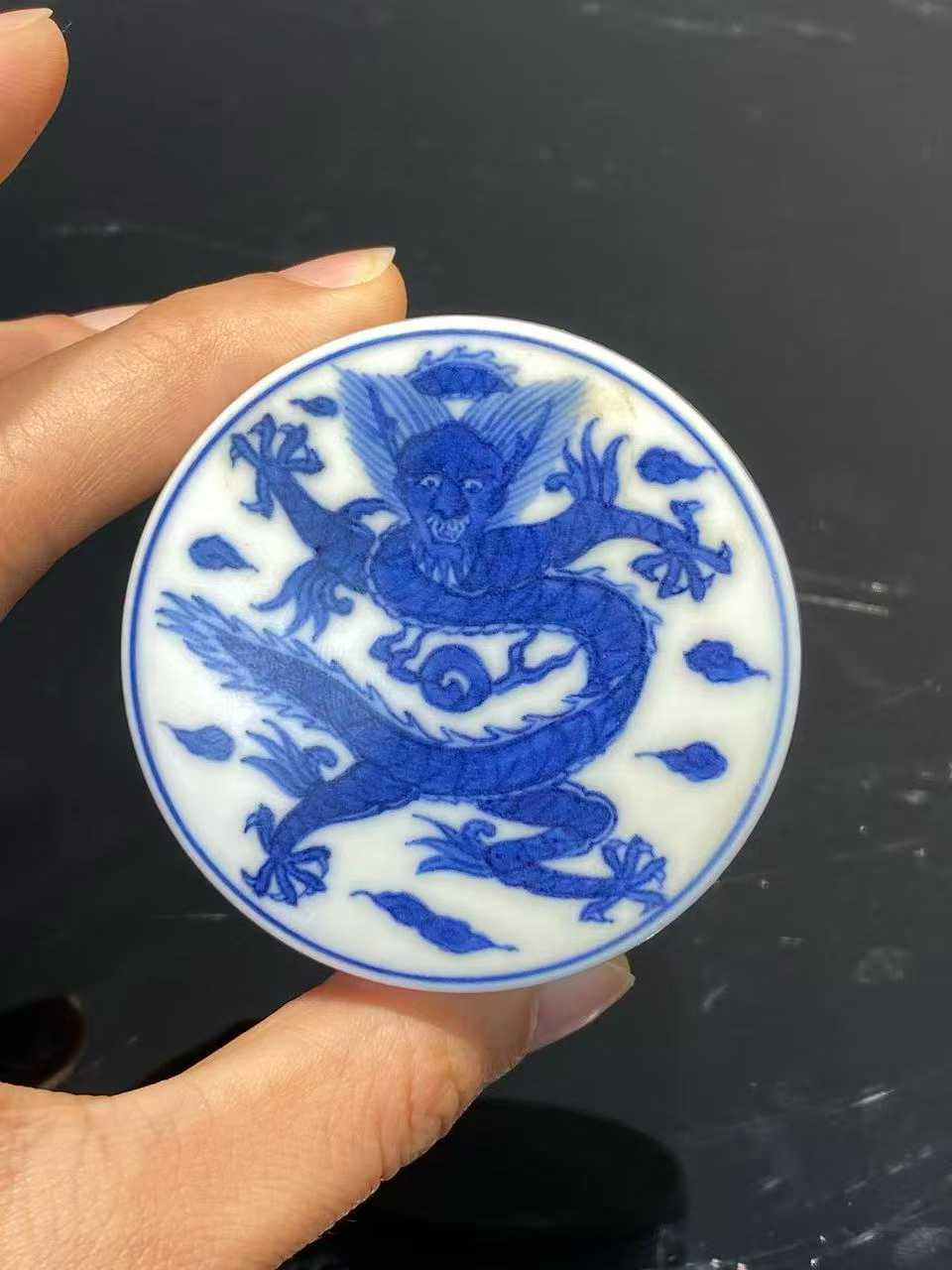 青花云龙纹印泥盒 款：平安春峰