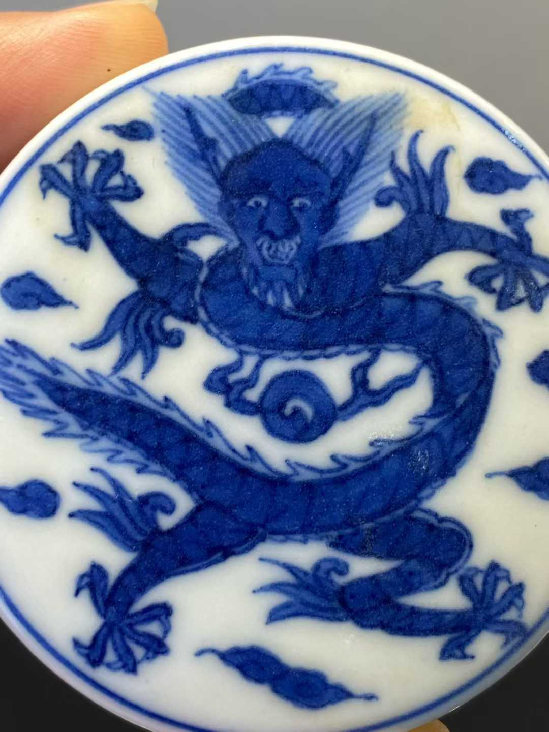 青花云龙纹印泥盒 款：平安春峰