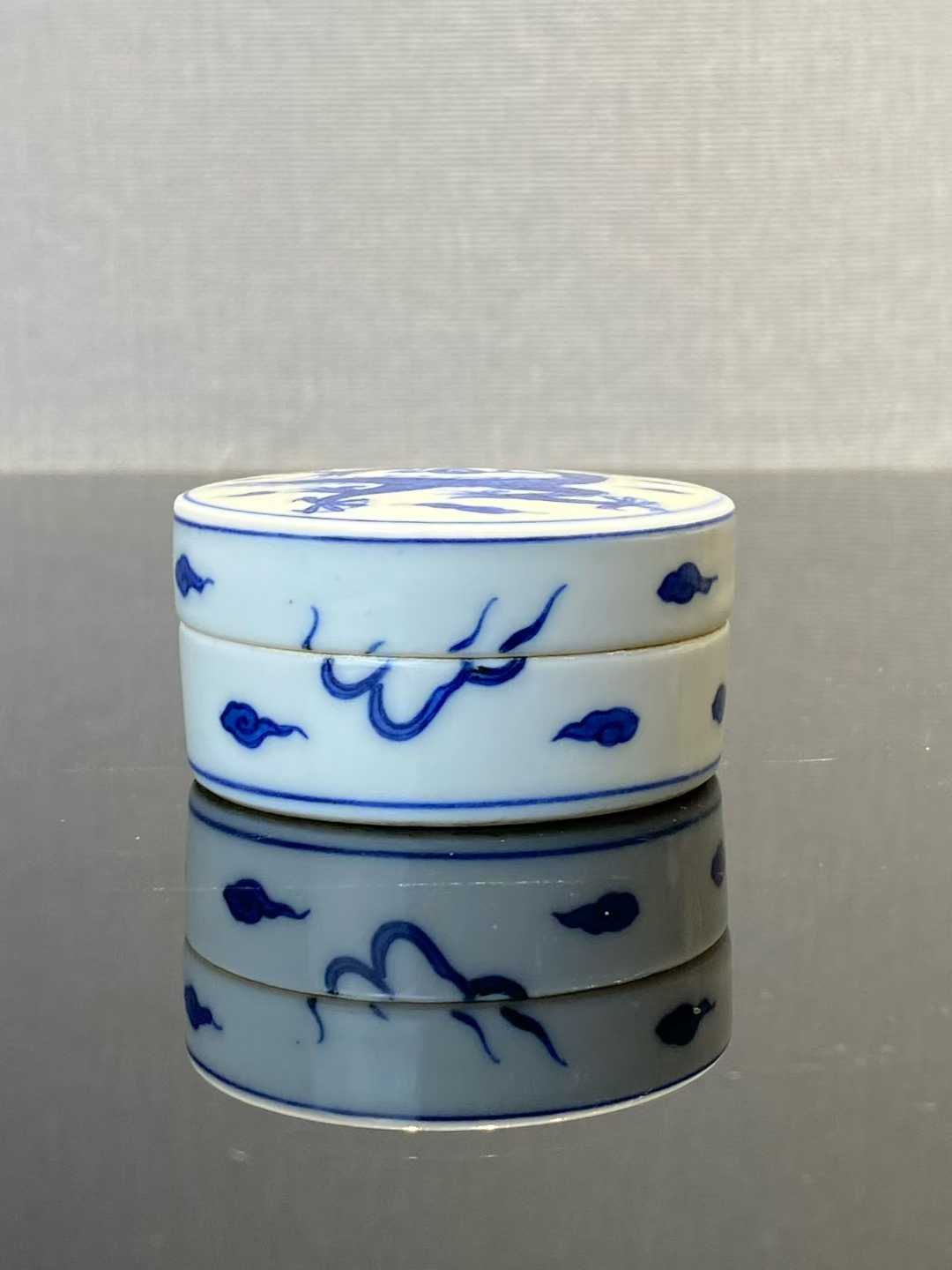 青花云龙纹印泥盒 款：平安春峰