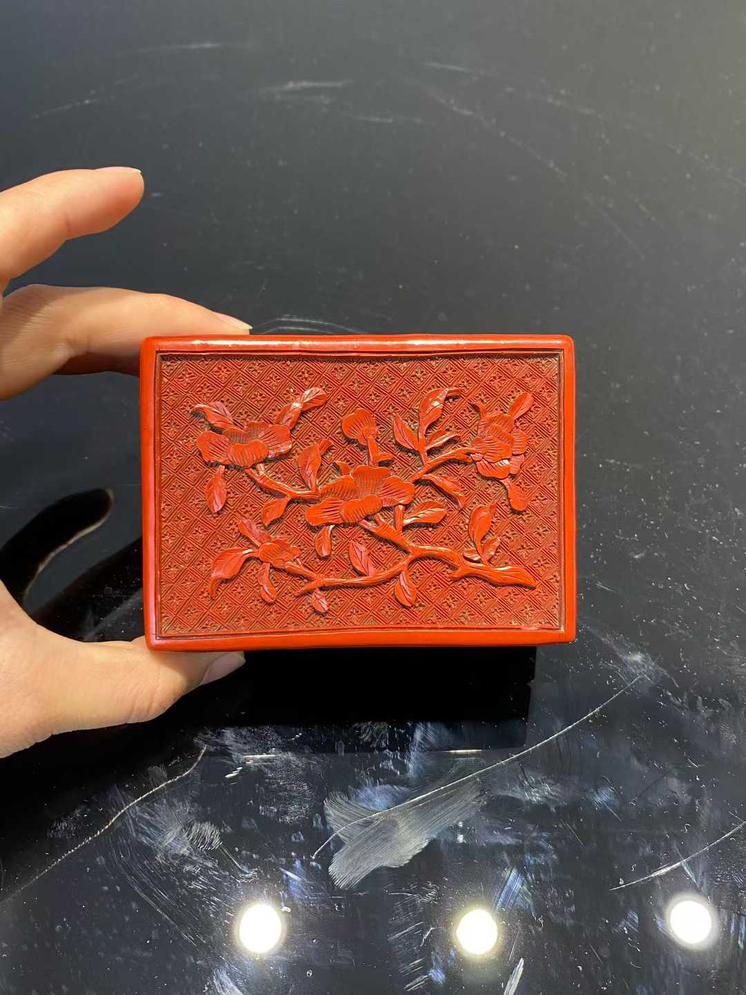 剔红雕刻牡丹纹盖盒