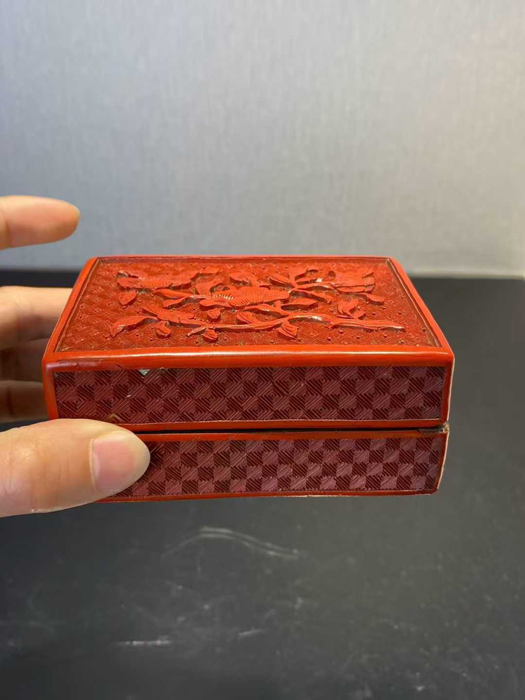 剔红雕刻牡丹纹盖盒