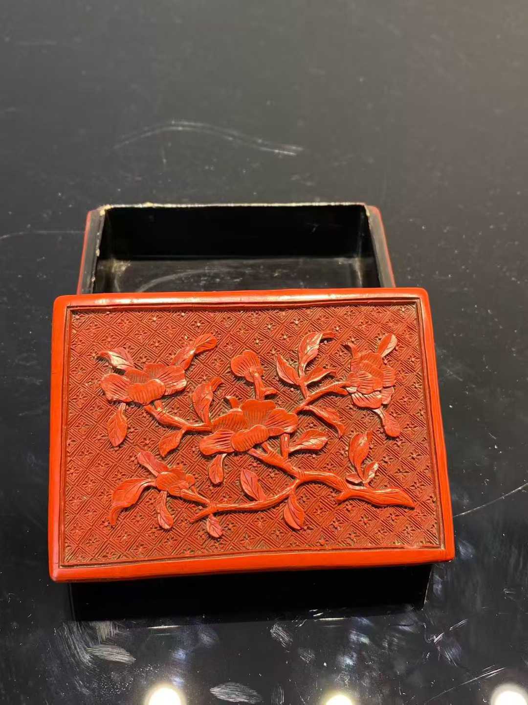 剔红雕刻牡丹纹盖盒