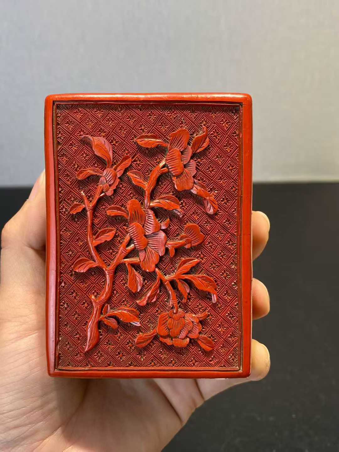 剔红雕刻牡丹纹盖盒