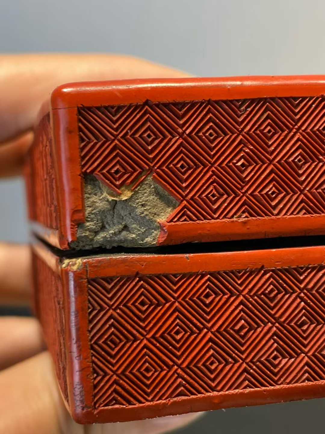 剔红雕刻牡丹纹盖盒