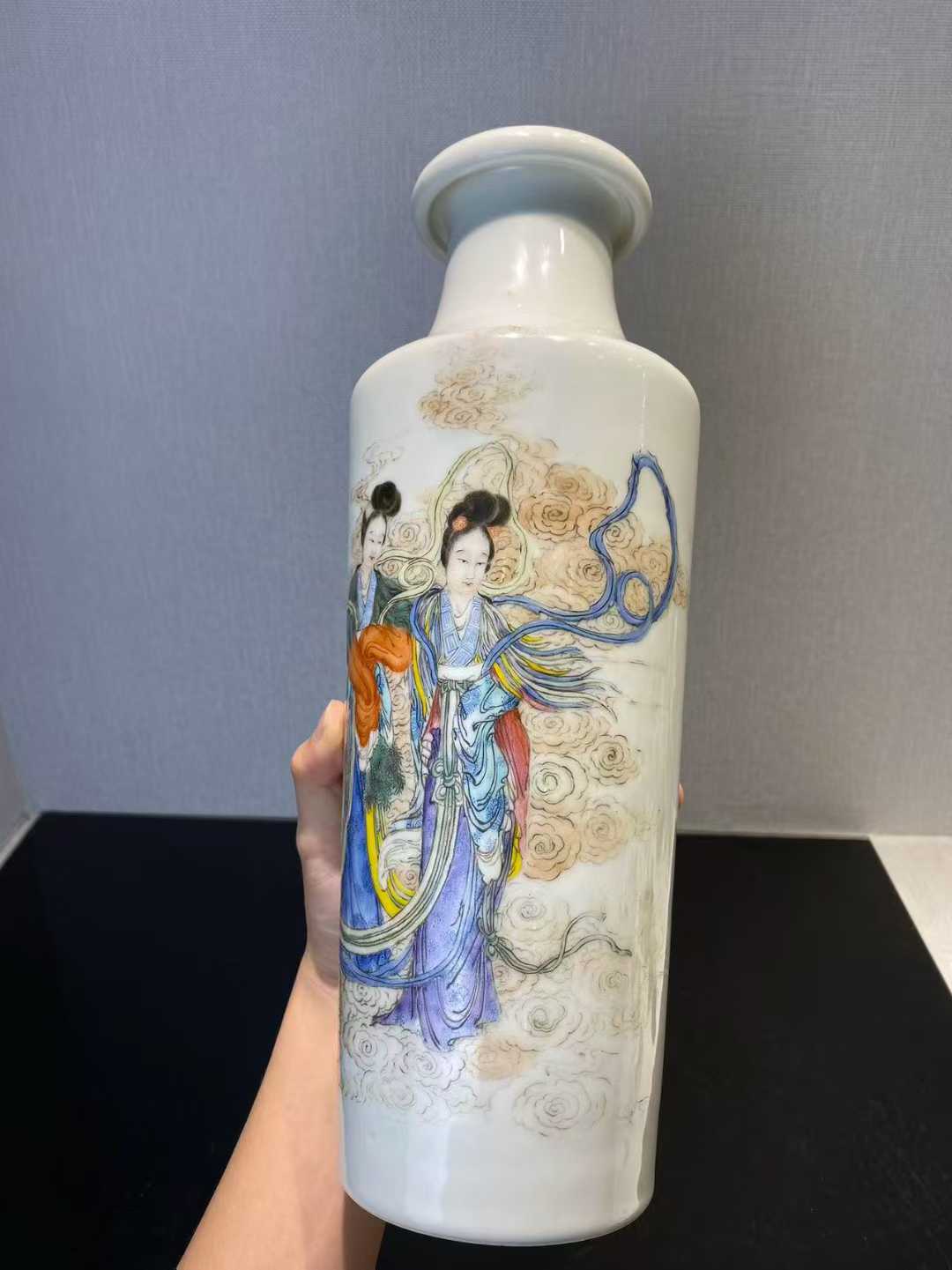 粉彩仕女图唇口棒槌瓶