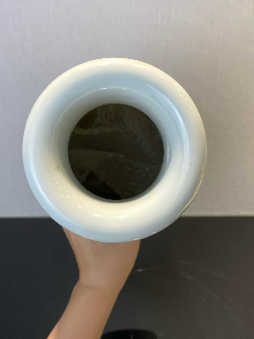 粉彩仕女图唇口棒槌瓶