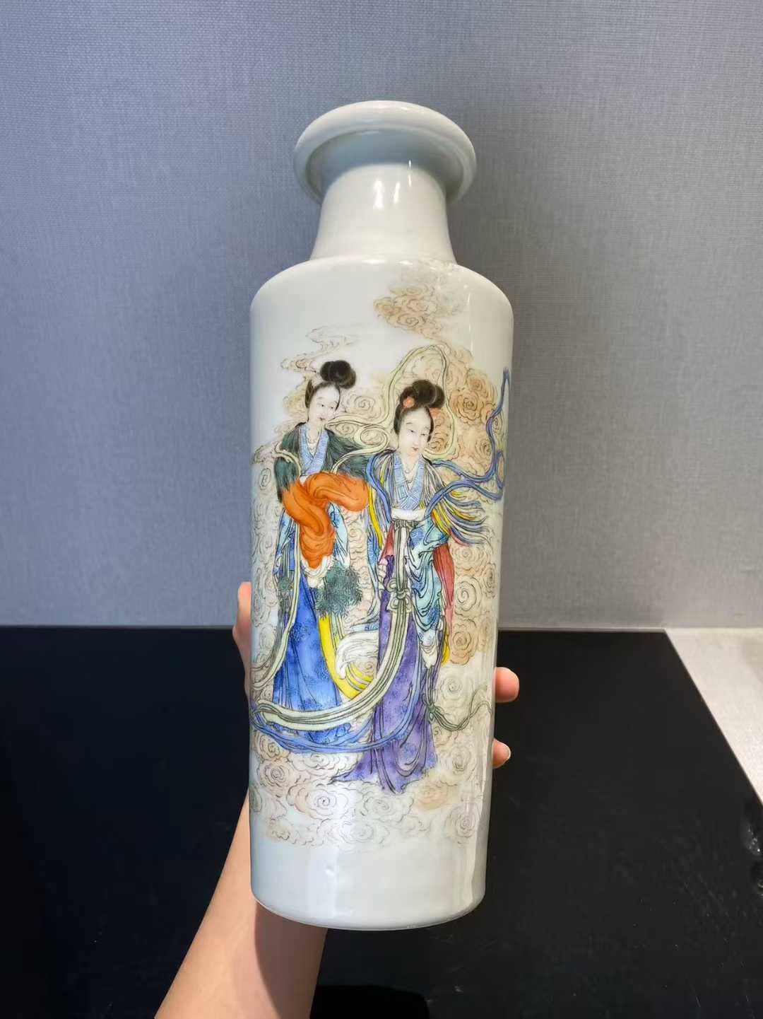 粉彩仕女图唇口棒槌瓶